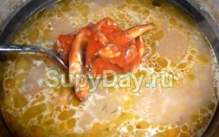 Як приготувати рибний суп з кільки в томатному соусі?